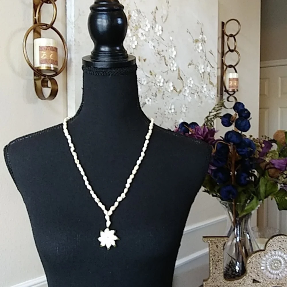 Seashell Stament Necklace With Floral Shells Pendant